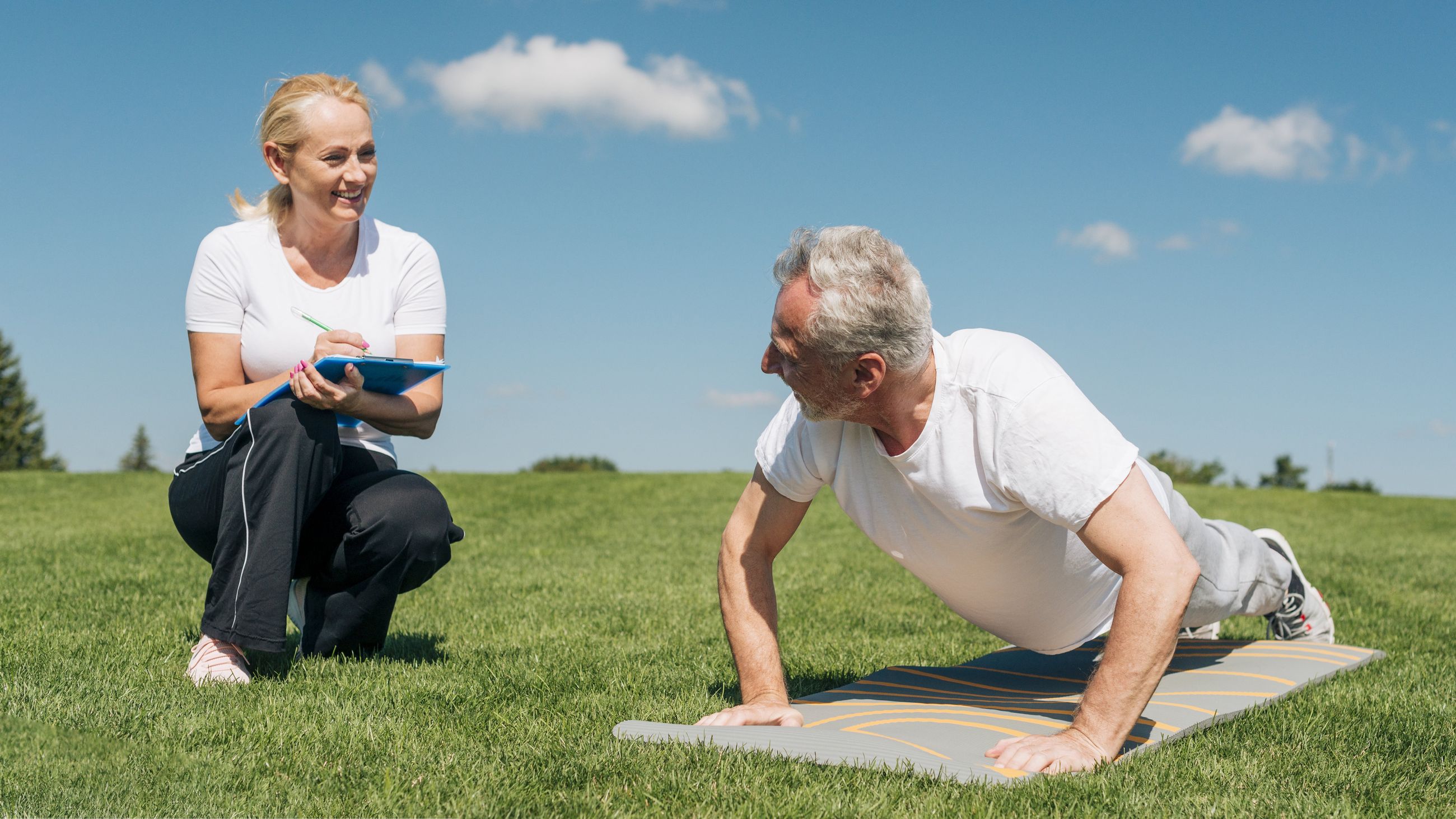 Mann macht Liegestütze